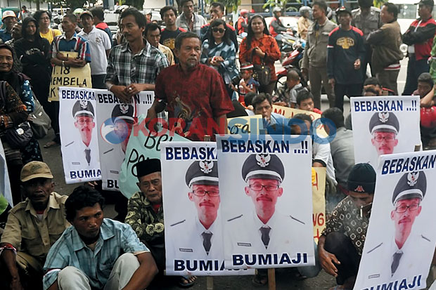 Kades Disidang, Warga...