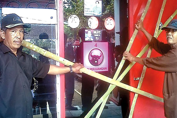 Kader Banteng Protes...