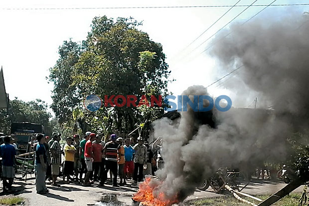 Warga Rembang Blokade...