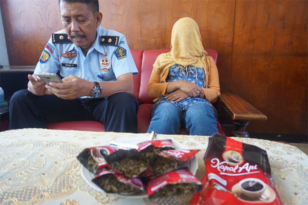 Neneng Selundupkan Ganja...