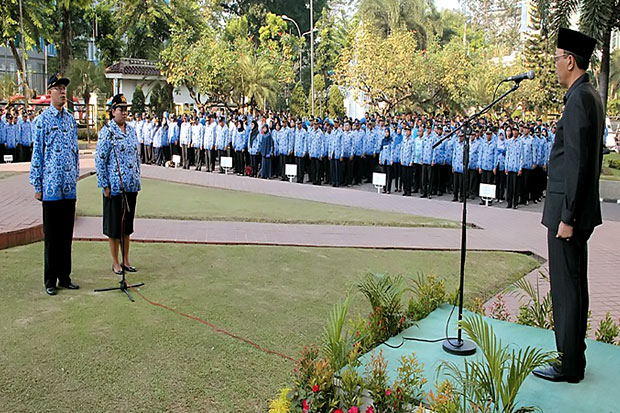 PNS Harus Melayani dengan...