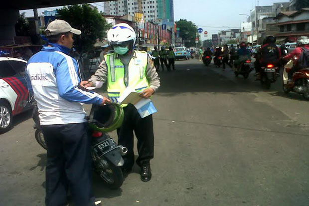 Melawan Arus Lalu Lintas,...