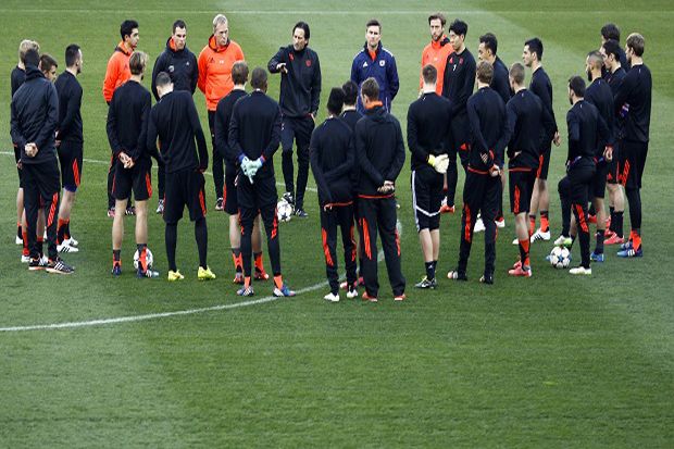 Pelatih Leverkusen Instruksikan...