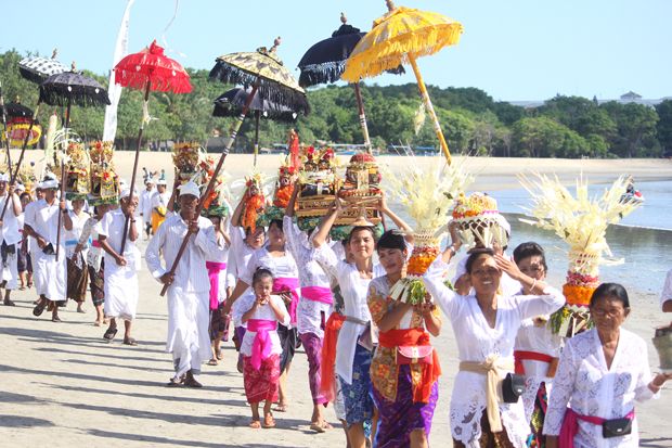 Ribuan Umat Hindu Upacara...