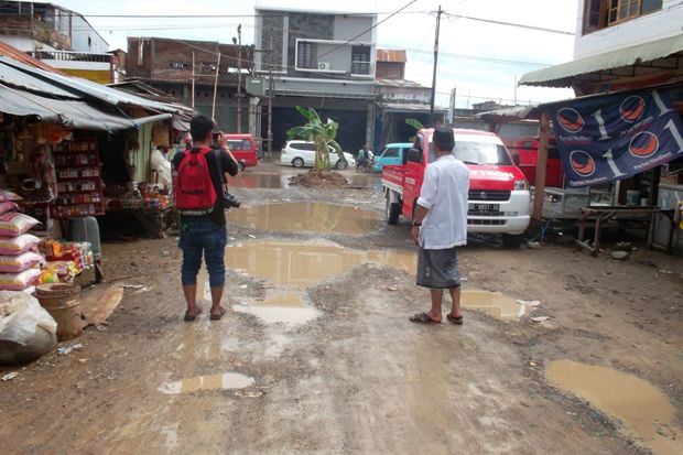 Kesal Jalan Rusak, Warga...