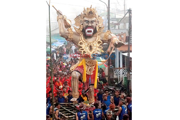 Suku Tengger Arak Ogoh-ogoh...