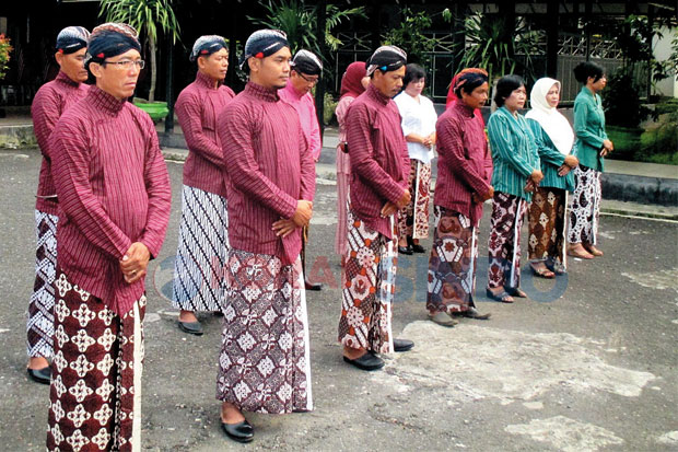 Canggung, PNS Patuh...