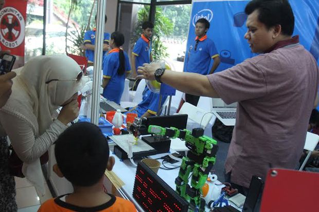 Pameran Robot dan Live...