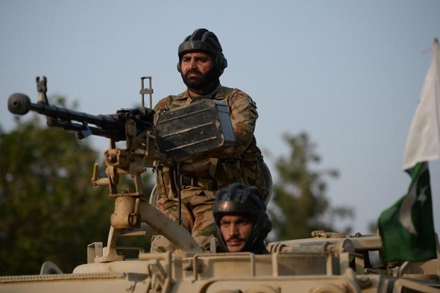 Pakistan Serbu Basis...