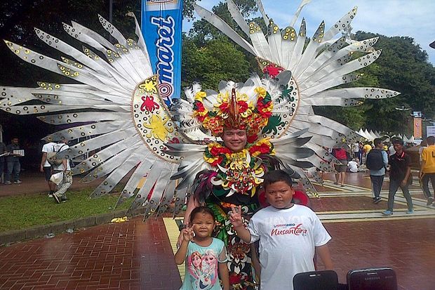 Pakai Kostum Burung...