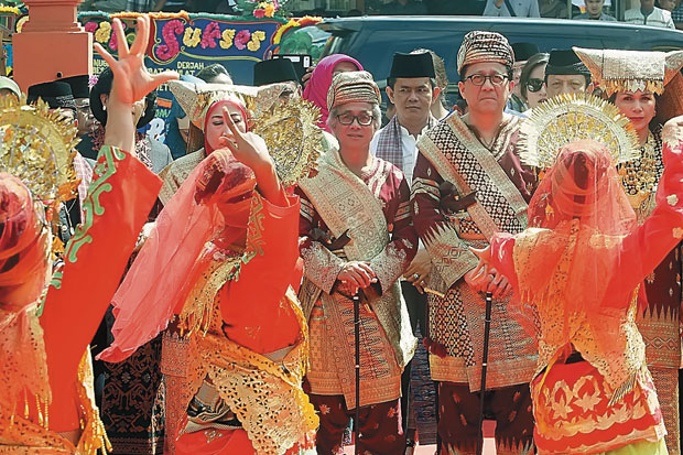 Terima Gelar Kehormatan,...