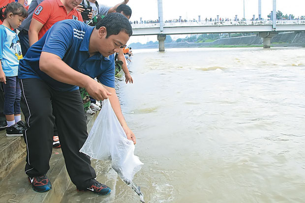 100.000 Benih Ikan Ditebar...