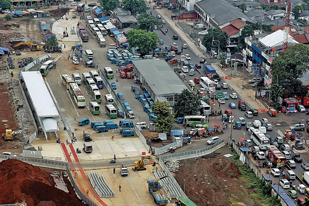 Tiang Fondasi MRT Dibangun...