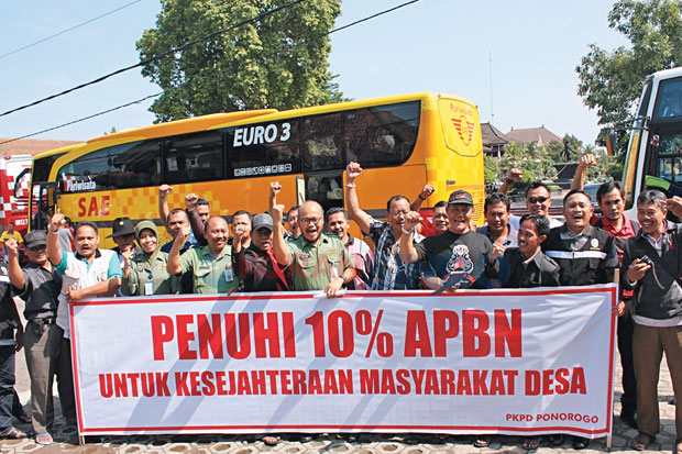 Perangkat Desa Desak...