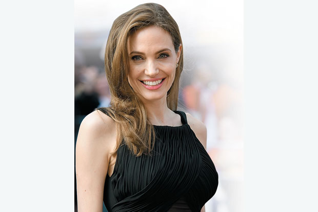 Angelina Jolie Jalani...