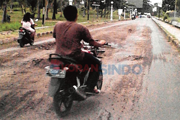 Warga Keluhkan Jalan...