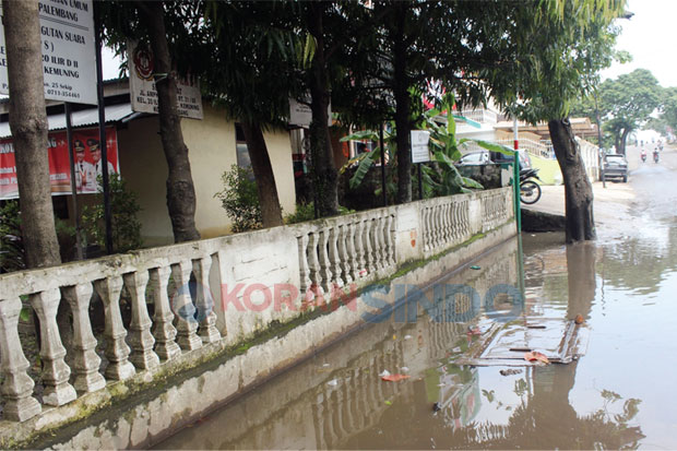 Jalan Rusak Depan Kantor...