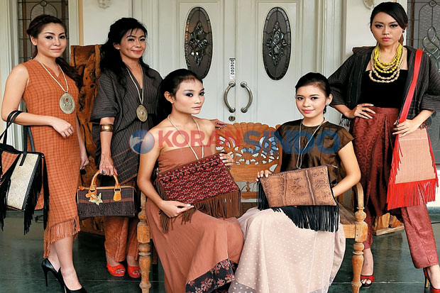 Kolaborasi Tenun Badui,...