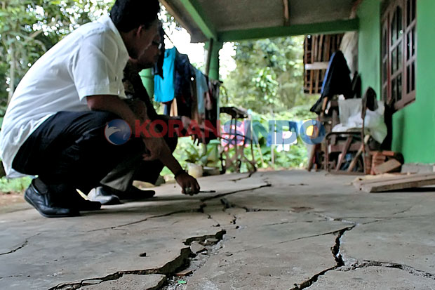 Tanah Retak, 210 Rumah...