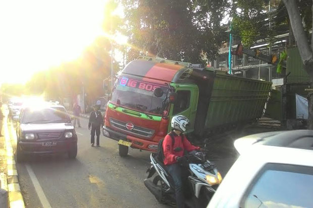 Bawa Plat Baja, Truk...