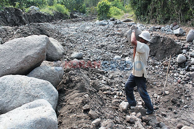 Menambang Batu, Menyambung...