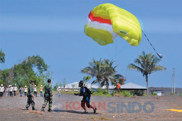 Kopassus Terjun di Pesisir...
