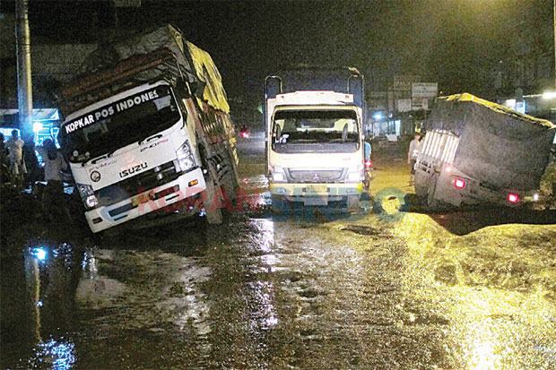 3 Truk Terperosok, Jalintim...