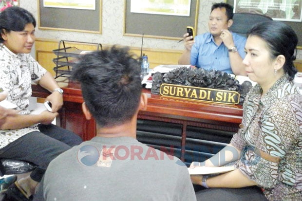 Video Mesum dengan Anak...