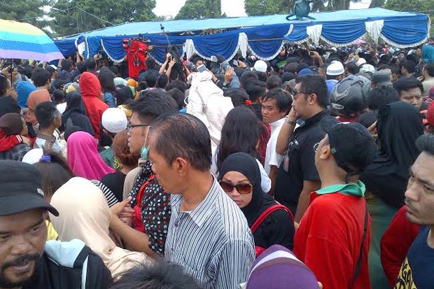 Ribuan Orang Hadiri...