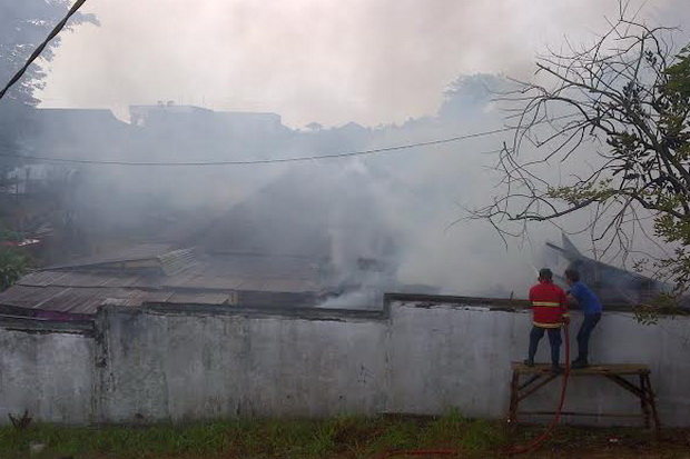 Rumah Hangus Terbakar,...