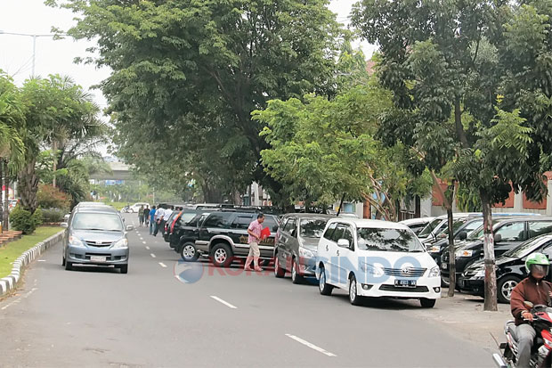 Parkir di Jalan Pamularsih...