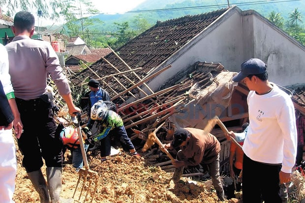 Longsor di Sukabumi,...