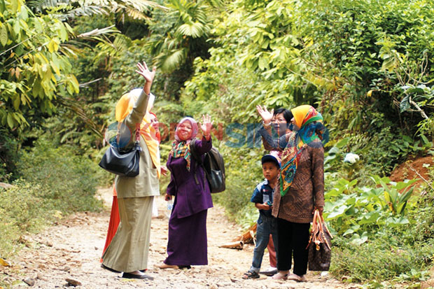Guru dan Siswa Berjalan...