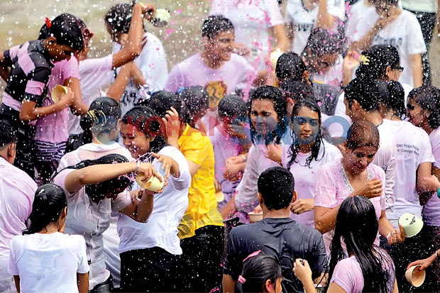 Pesta Holi Terbesar...