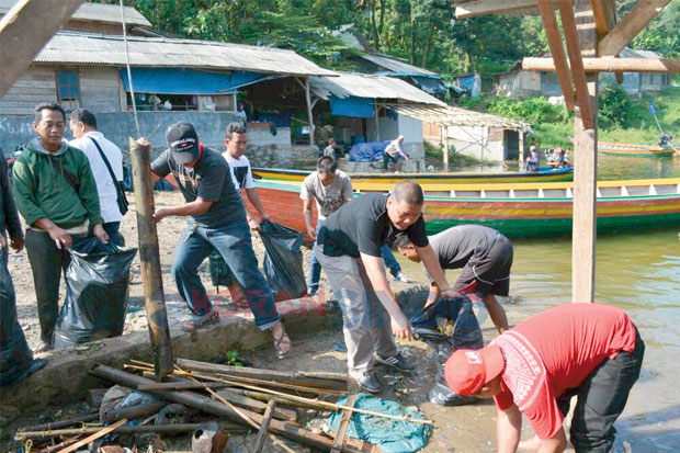 Warga dan Petani Kumpulkan...