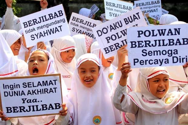 Ratusan Siswi SD di...
