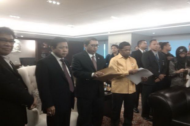 Temui Pemimpin DPR,...