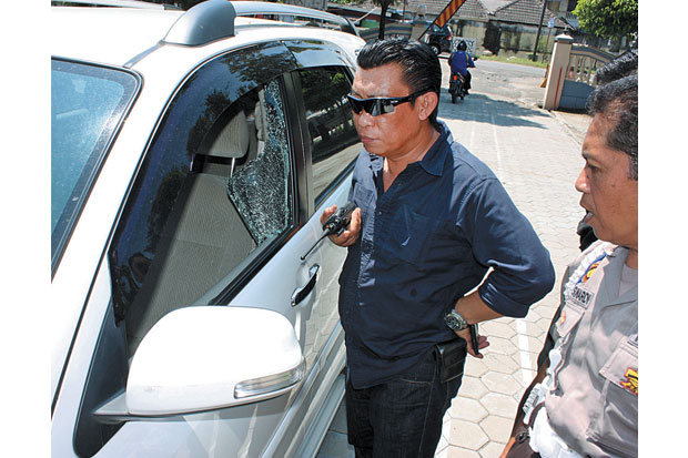 Pecahkan Kaca Mobil,...