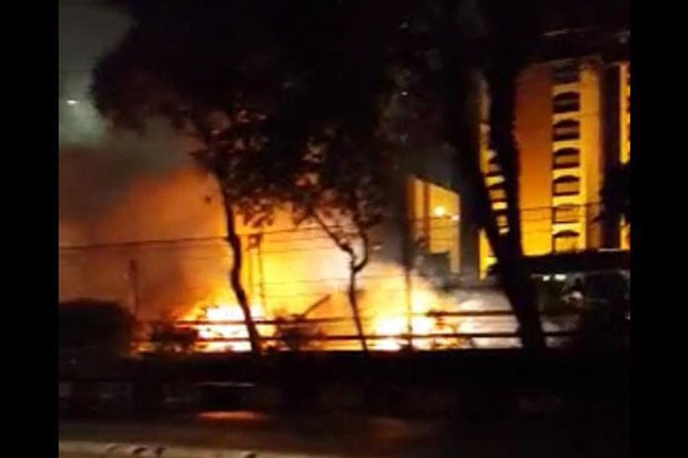 Mobil BMW Terbakar di...
