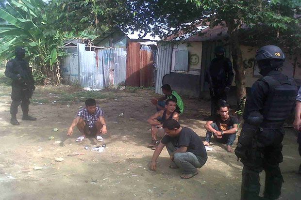 Ratusan Polisi Gerebek...