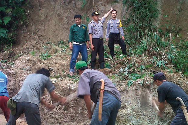 Tebing Ambrol, Jalan...