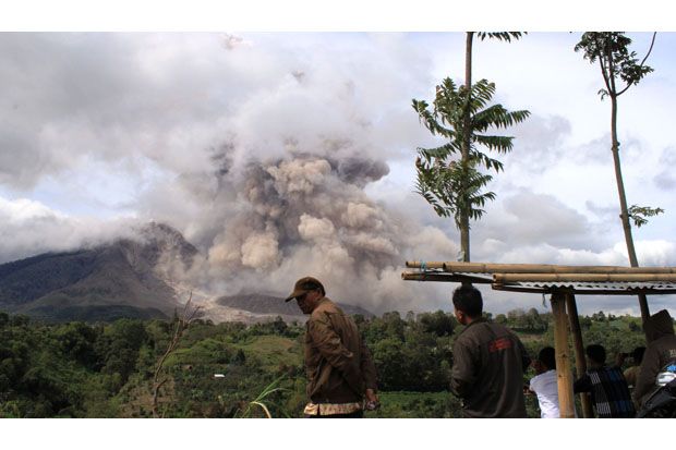 Sinabung Muntahkan Awan...