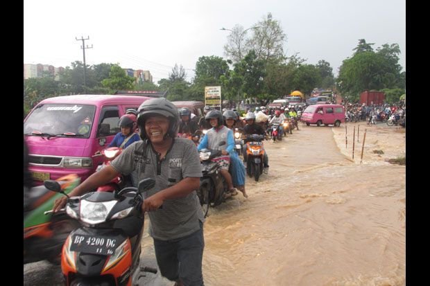 Puluhan Kendaaran Mogok...