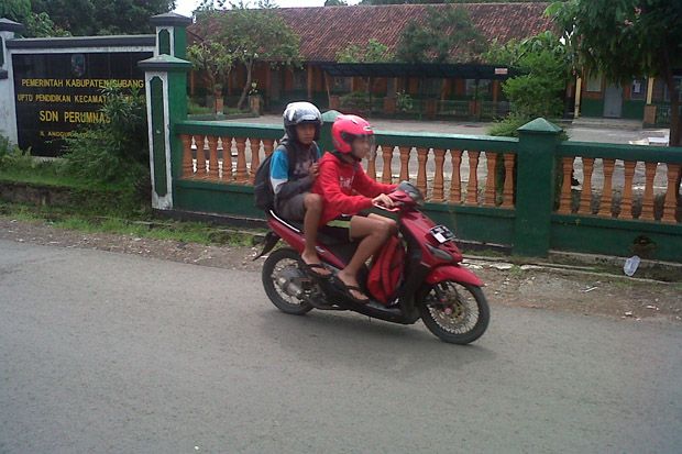 Guru Ikut Pawai HUT...