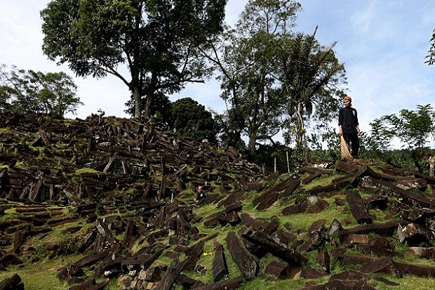 Gunung Padang Sembunyikan...
