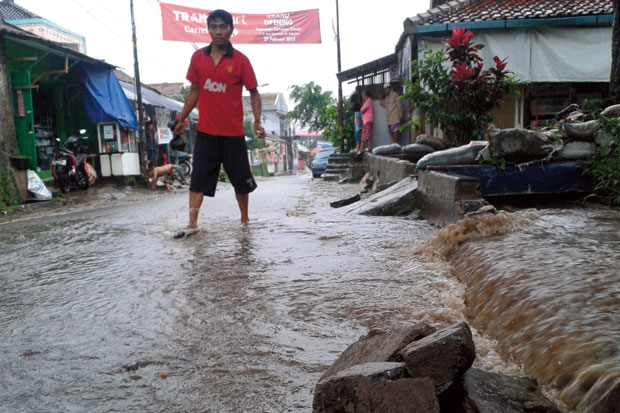 Warga Keluhkan Buangan...