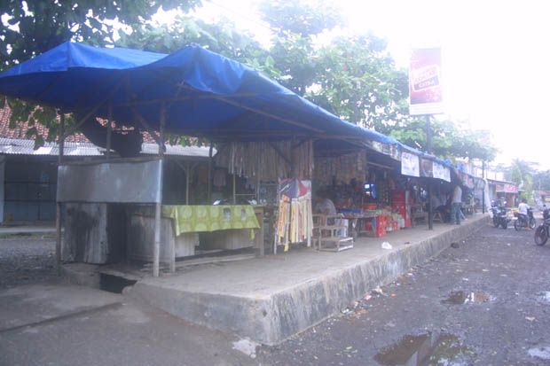 Puluhan Penyewa Kios...