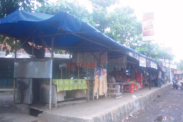 Puluhan Kios di Alun-alun...
