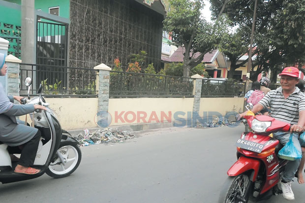 Sampah di Drainase Jalan...