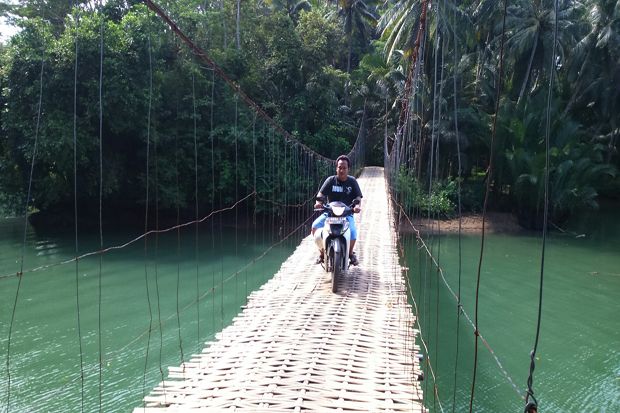 Jembatan Gantung Ini...
